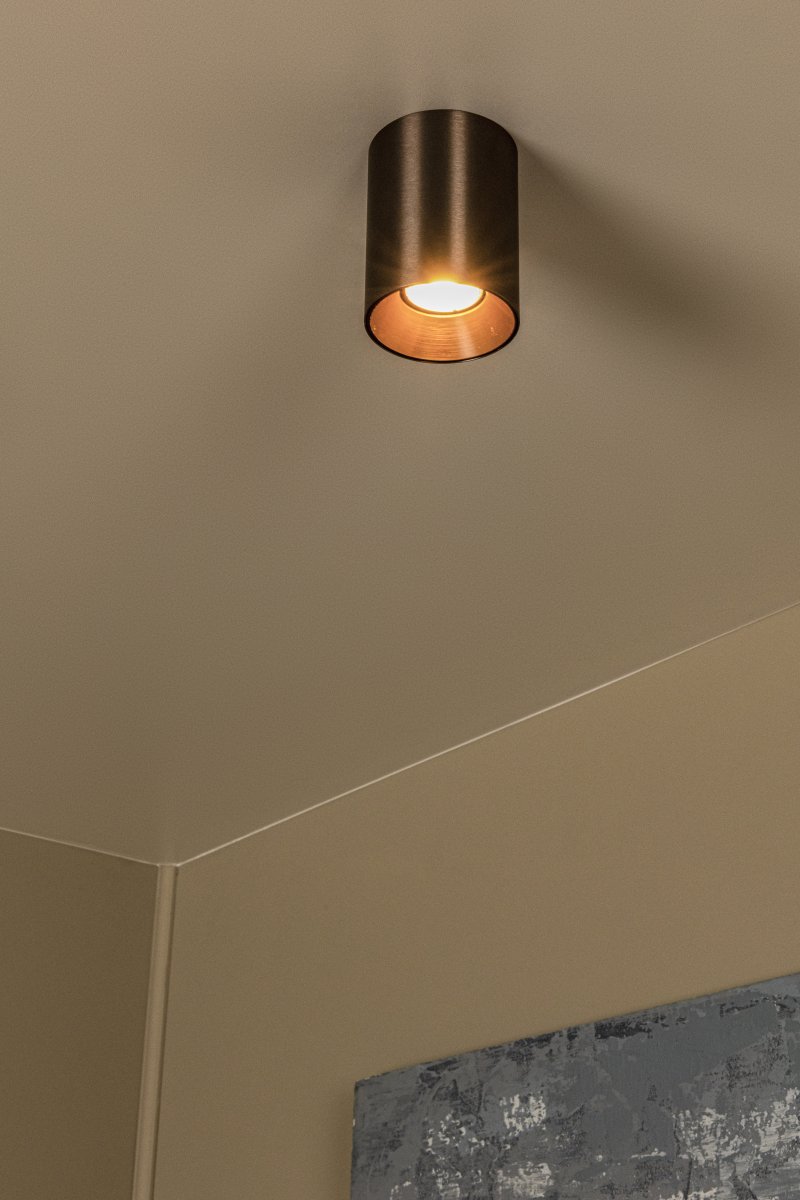 Gerti Bruin spot Van Lucide - Gerti is een stijlvolle metalen spot met een elegante bruine, metallic afwerking die een moderne en verfijnde uitstraling geeft.