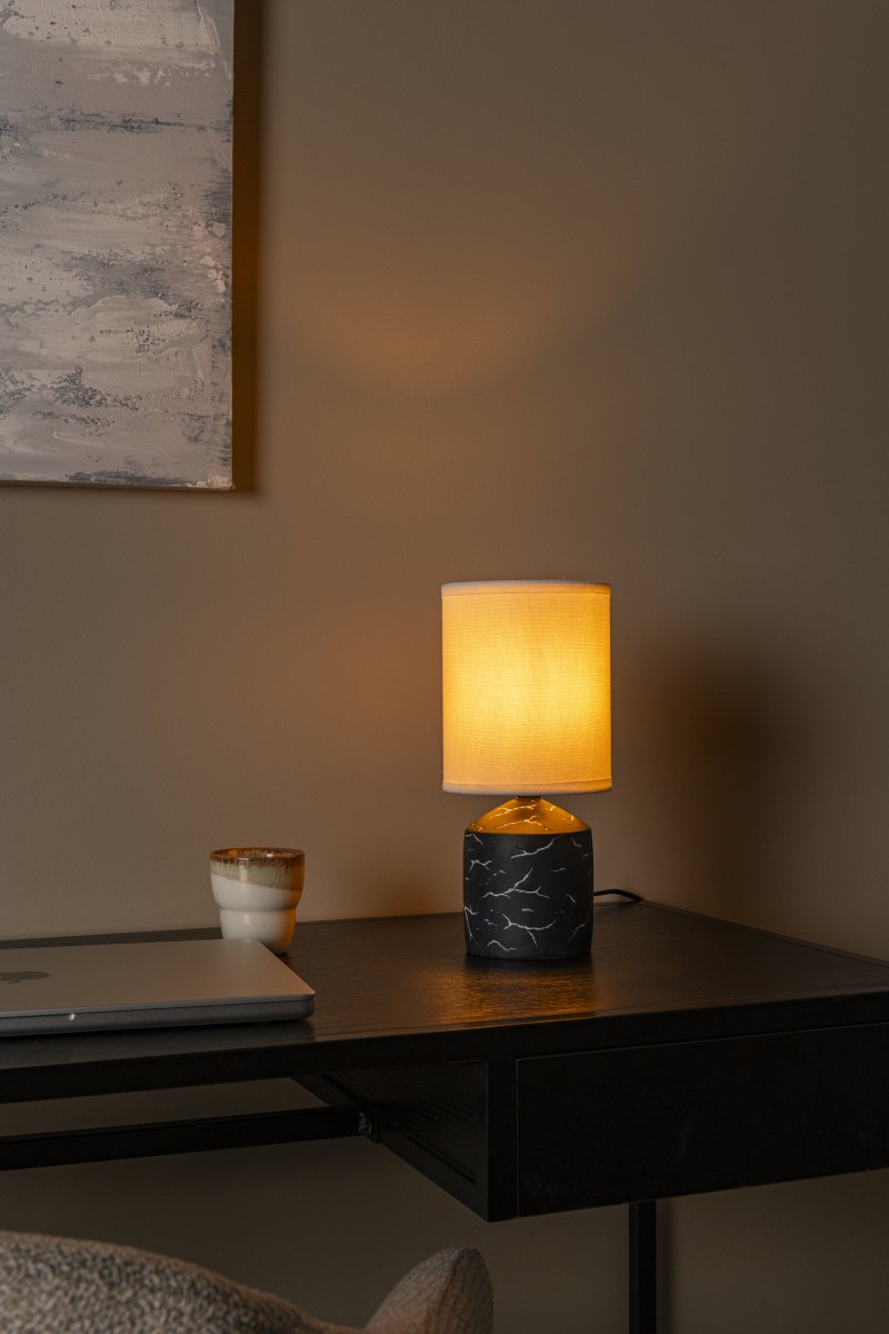 Fran 30cm Zwart tafellamp Van Lucide - Het witte, onregelmatige patroon op de voet geeft een gemarmerd effect en zorgt voor een mooi contrast met het donkere oppervlak.