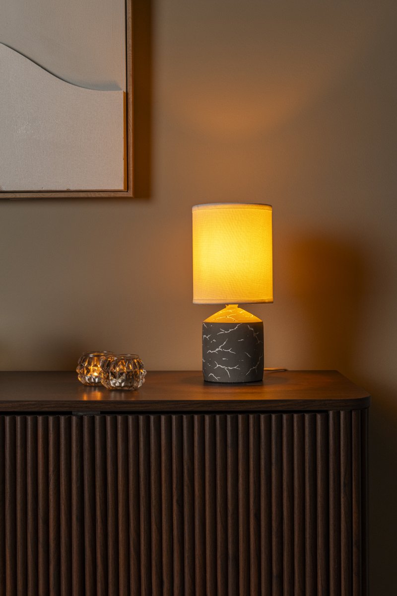 Fran 30cm Taupe tafellamp Van Lucide - Het witte, onregelmatige donkere patroon op de voet geeft een gemarmerd effect en zorgt voor een mooi contrast met het donkere oppervlak.