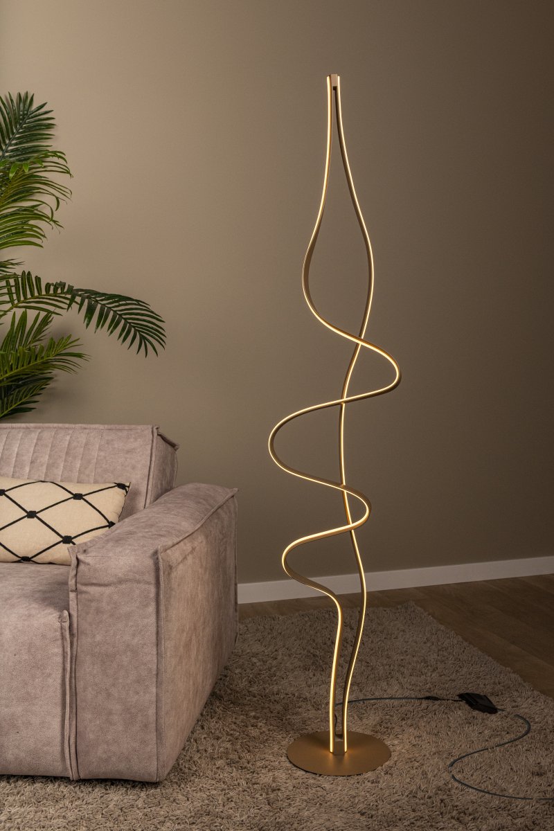 Lambada Messing vloerlamp Van Lucide - Lambada is een elegante metalen vloerlamp met een exclusieve matte messing afwerking en een zachte, organische vorm die direct de aandacht trekt.