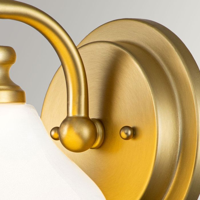 Ainsley Ø16 Geborsteld messing badkamerlamp Van Elstead Lighting - De koepelvormige kap van opaalglas zorgt voor een zacht en aangenaam licht en is gecombineerd met een elegante geborstelde messing afwerking die de finishing touch geeft.