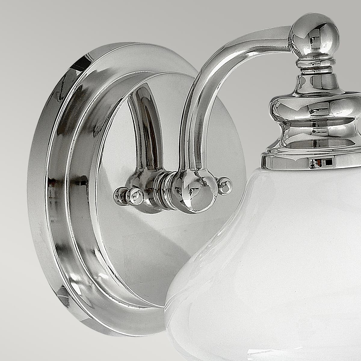 Ainsley Ø16 Gepolijst chroom badkamerlamp Van Elstead Lighting - Het heeft een opaalglazen koepel die elegant is afgewerkt met een decoratieve afwerkring.