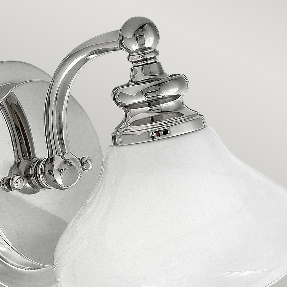 Ainsley Ø16 Gepolijst chroom badkamerlamp Van Elstead Lighting - Het heeft een opaalglazen koepel die elegant is afgewerkt met een decoratieve afwerkring.