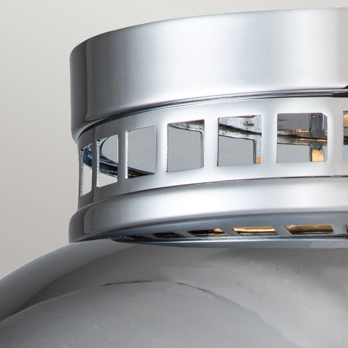 Amelia Ø32 Chroom plafondlamp Van Elstead Lighting - Amelias klassiska plafonddesign f&ouml;rnyar vintage-detaljer med en gjuten glasdiffusor, en gjuten metallram i polerad krom och dekorativa sp&auml;nnen.