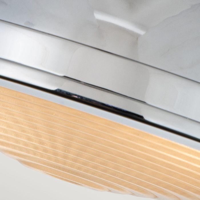 Amelia Ø32 Chroom plafondlamp Van Elstead Lighting - Amelias klassiska plafonddesign f&ouml;rnyar vintage-detaljer med en gjuten glasdiffusor, en gjuten metallram i polerad krom och dekorativa sp&auml;nnen.