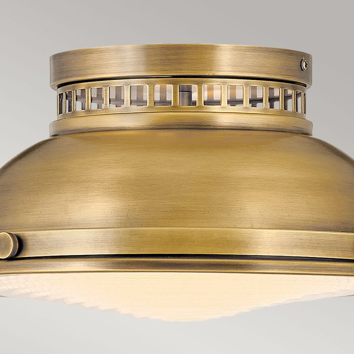 Amelia Ø32 Messing plafondlamp Van Elstead Lighting - Amelias klassiska plafonddesign f&ouml;rnyar vintage-detaljer med en gjuten glasdiffusor, en gjuten metallram i klassisk m&auml;ssing och dekorativa sp&auml;nnen.