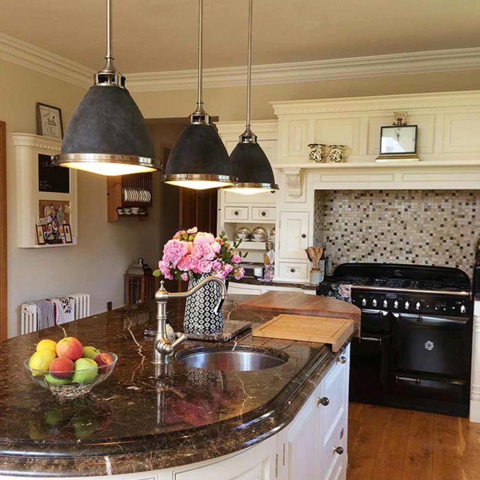 Amelia Ø32 Antiek zink hanglamp Van Elstead Lighting - Kupolen har en etsad prismatisk bottenlins, och denna helmetalliska versionen i antik-zink har en autentisk vintagelook.