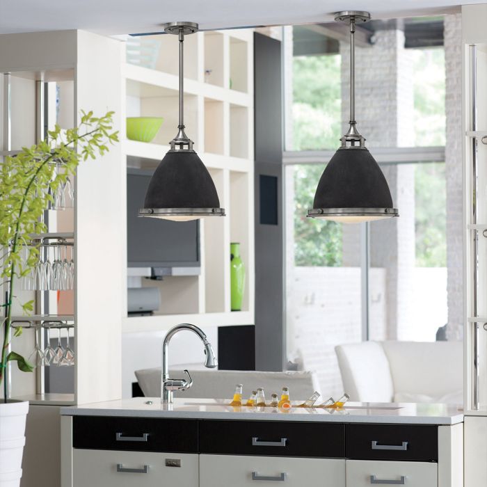 Amelia Ø32 Antiek zink hanglamp Van Elstead Lighting - Kupolen har en etsad prismatisk bottenlins, och denna helmetalliska versionen i antik-zink har en autentisk vintagelook.