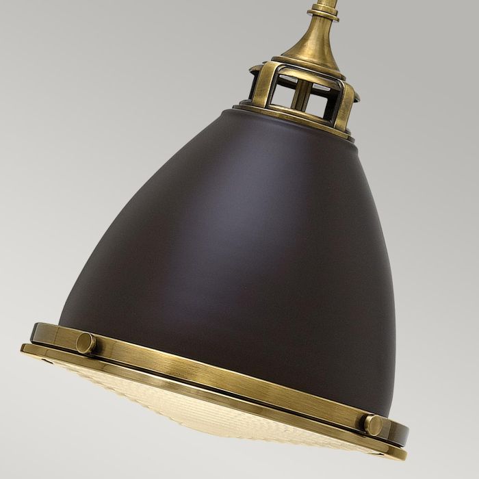 Amelia Ø32 Brons/messing hanglamp Van Elstead Lighting - Kupolen har en etsad prismatisk bottenlins, och denna helmetalliska versionen i brons och m&auml;ssingdetaljer har en autentisk vintagelook.