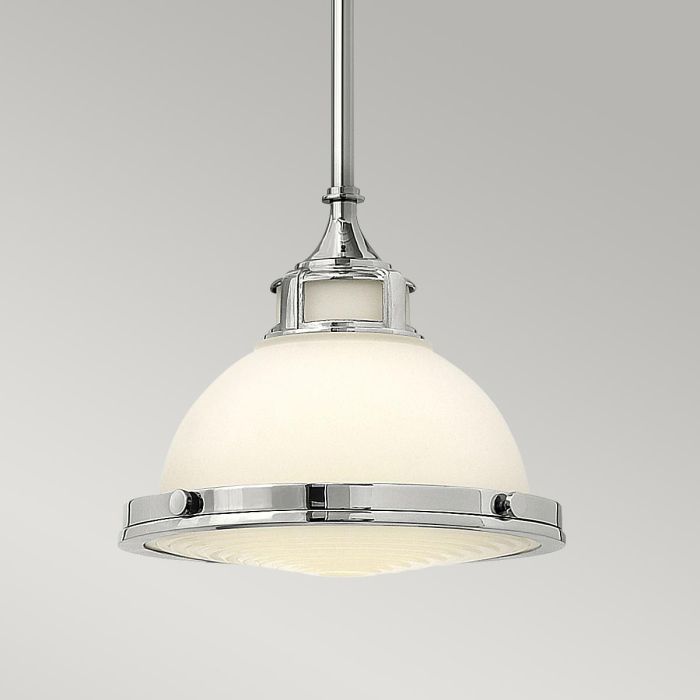 Amelia Ø30 Chroom hanglamp Van Elstead Lighting - Amelia har en klassisk pendeldesign som f&ouml;rnyar vintage-detaljer med ett gjutet glasf&auml;ste, en gjuten metallram samt framtr&auml;dande g&aring;ngj&auml;rn och sp&auml;nnen.