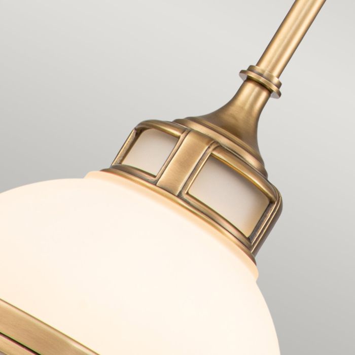 Amelia Ø30 Messing hanglamp Van Elstead Lighting - Amelia har en klassisk pendeldesign som f&ouml;rnyar vintage-detaljer med ett gjutet glasf&auml;ste, en gjuten metallram samt framtr&auml;dande g&aring;ngj&auml;rn och sp&auml;nnen.