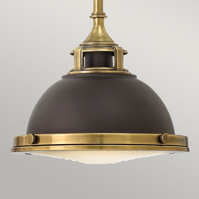 Amelia Ø30 Brons/messing hanglamp Van Elstead Lighting - Kupolen har en etsad prismatisk bottenlins, och denna helmetalliska versionen i brons och m&auml;ssingdetaljer har en autentisk vintagelook.