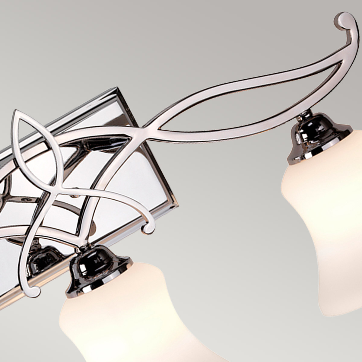 Brooke 60cm Gepolijst chroom badkamerlamp Van Elstead Lighting - De Brooke wandlamp heeft een vernieuwd traditioneel ontwerp met een minimalistisch, gesmeed kruldetail in gepolijst chroom dat op elegante wijze het ge&euml;tste opaalglas aanvult.