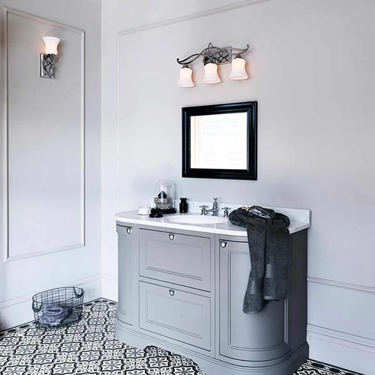 Brooke 60cm Gepolijst chroom badkamerlamp Van Elstead Lighting - De Brooke wandlamp heeft een vernieuwd traditioneel ontwerp met een minimalistisch, gesmeed kruldetail in gepolijst chroom dat op elegante wijze het ge&euml;tste opaalglas aanvult.
