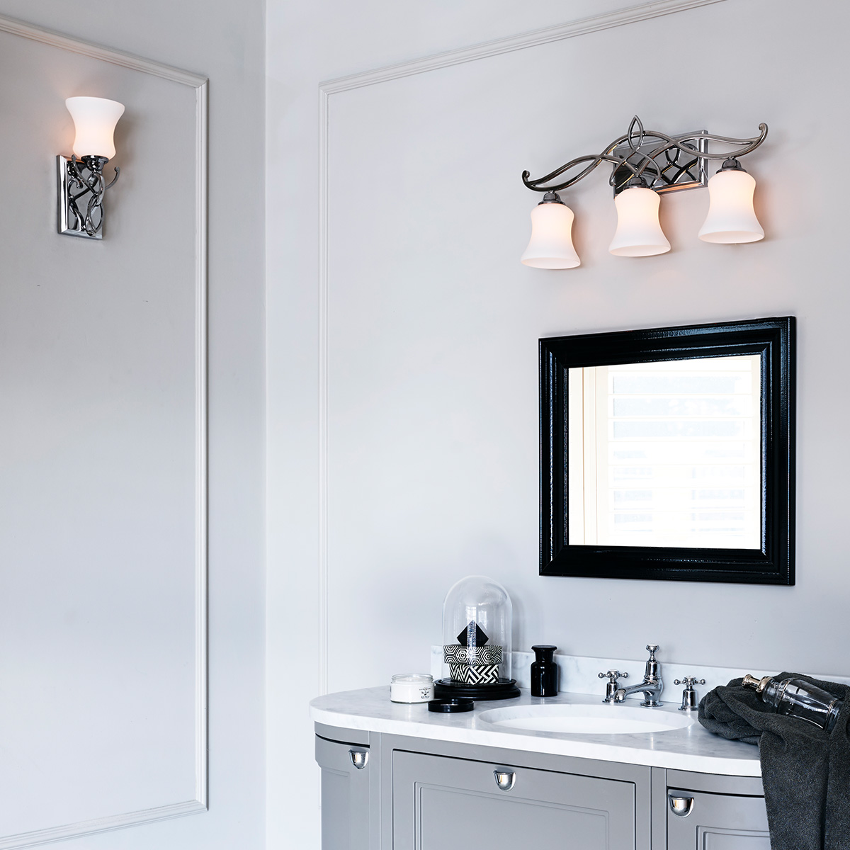 Brooke 60cm Gepolijst chroom badkamerlamp Van Elstead Lighting - De Brooke wandlamp heeft een vernieuwd traditioneel ontwerp met een minimalistisch, gesmeed kruldetail in gepolijst chroom dat op elegante wijze het ge&euml;tste opaalglas aanvult.