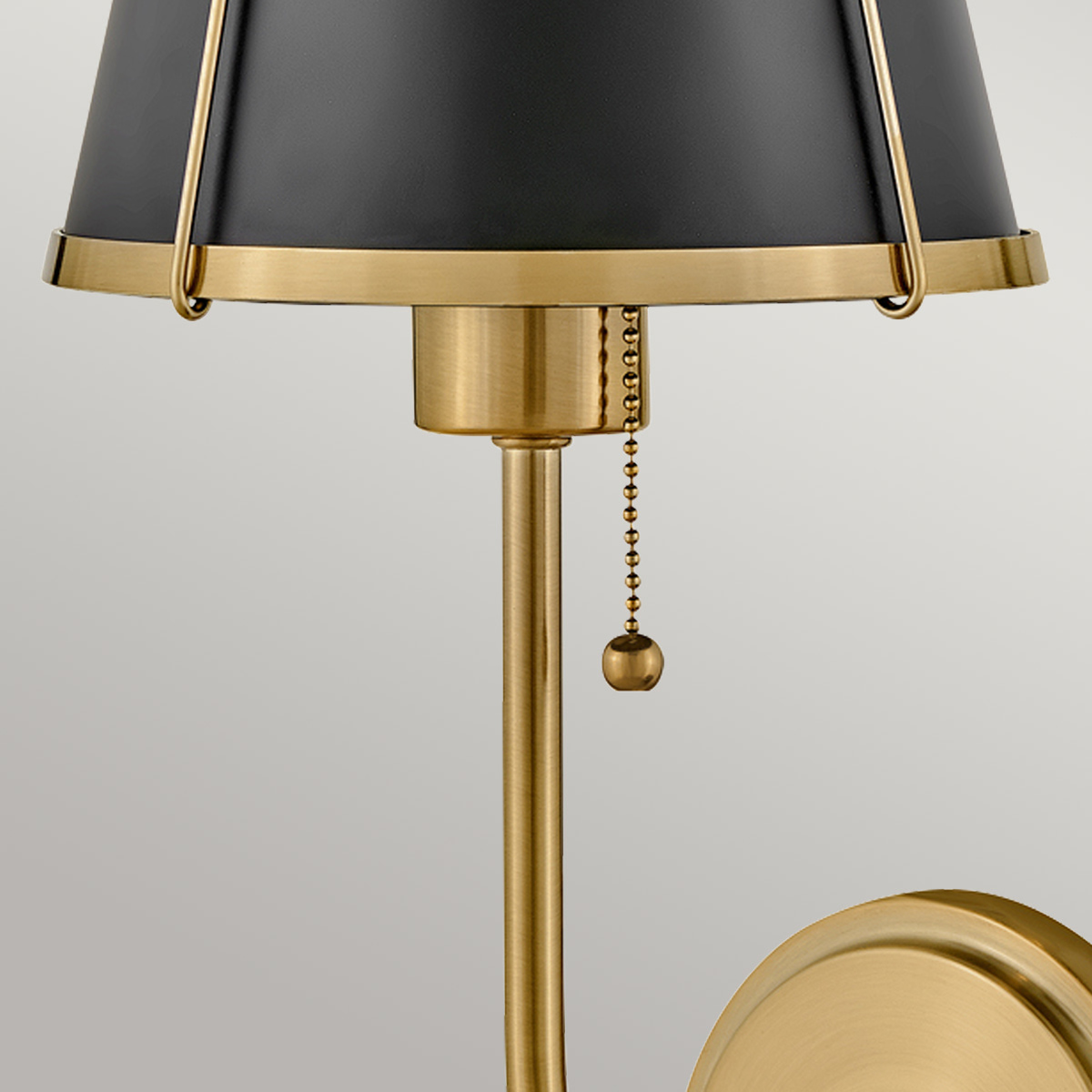 Clarke 40cm Messing/zwart wandlamp Van Elstead Lighting - Clarke is een elegante wandlamp van staal met een prachtige warme messing afwerking en een stijlvolle zwarte kap.