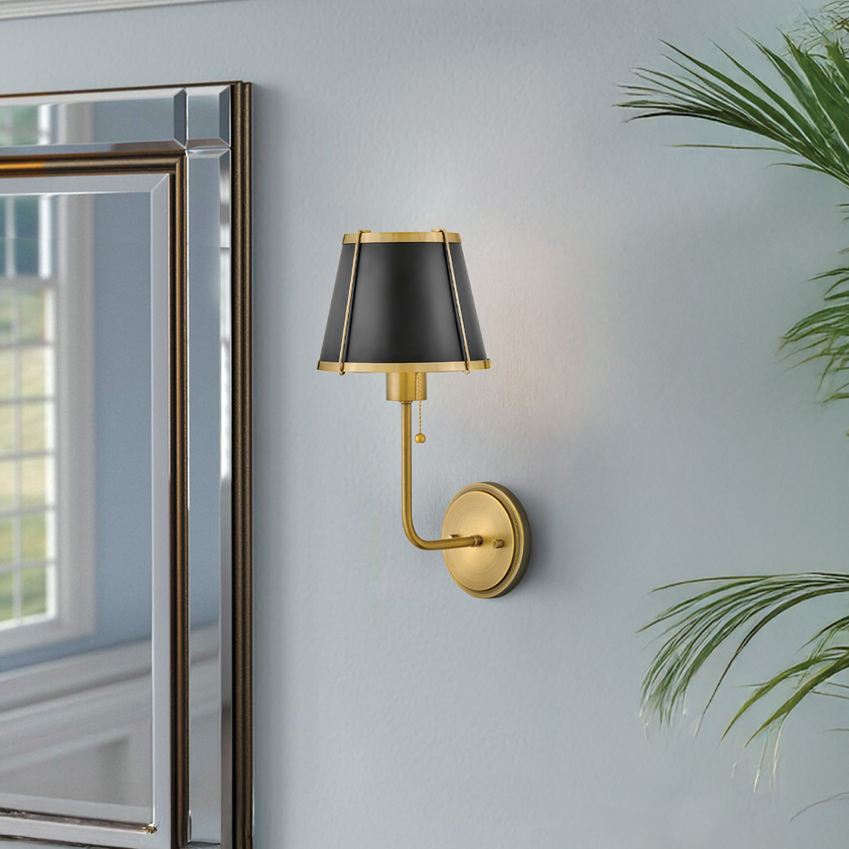 Clarke 40cm Messing/zwart wandlamp Van Elstead Lighting - Clarke is een elegante wandlamp van staal met een prachtige warme messing afwerking en een stijlvolle zwarte kap.
