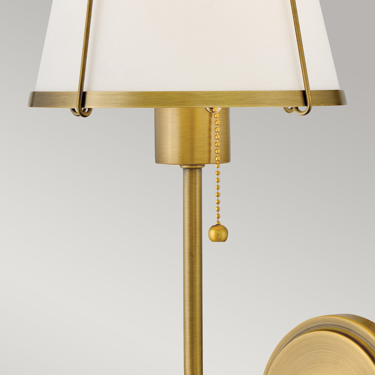 Clarke 40cm Messing/wit wandlamp Van Elstead Lighting - Clarke is een elegante wandlamp van staal met een prachtige warme messing afwerking en een witte linnen kap.