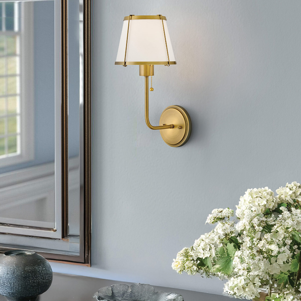 Clarke 40cm Messing/wit wandlamp Van Elstead Lighting - Clarke is een elegante wandlamp van staal met een prachtige warme messing afwerking en een witte linnen kap.