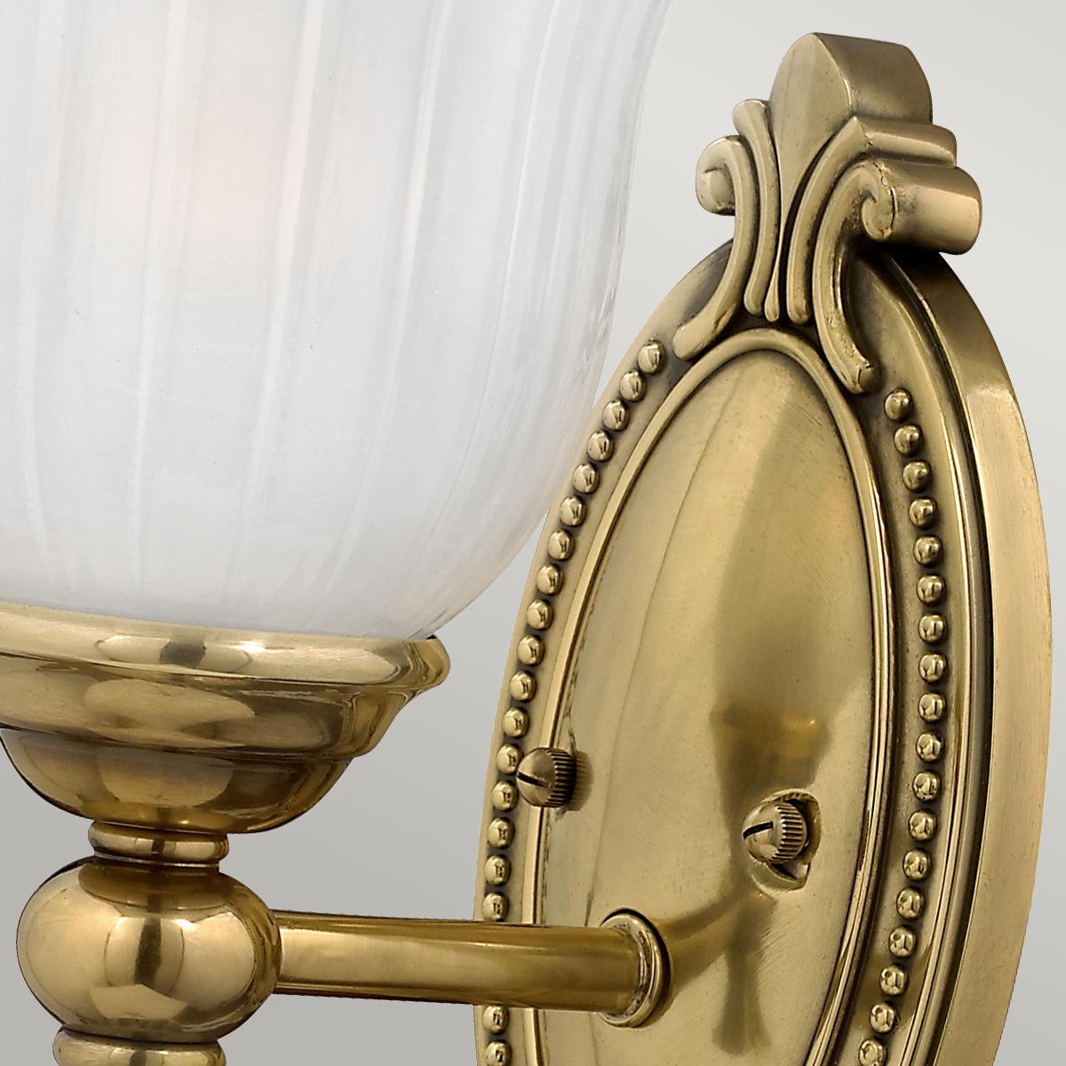 Francoise Ø15 Messing badkamerlamp Van Elstead Lighting - De prachtige kap van matglas met een gecanneleerd design verspreidt zacht licht en de decoratieve messing voet zorgt voor een stijlvolle toets.