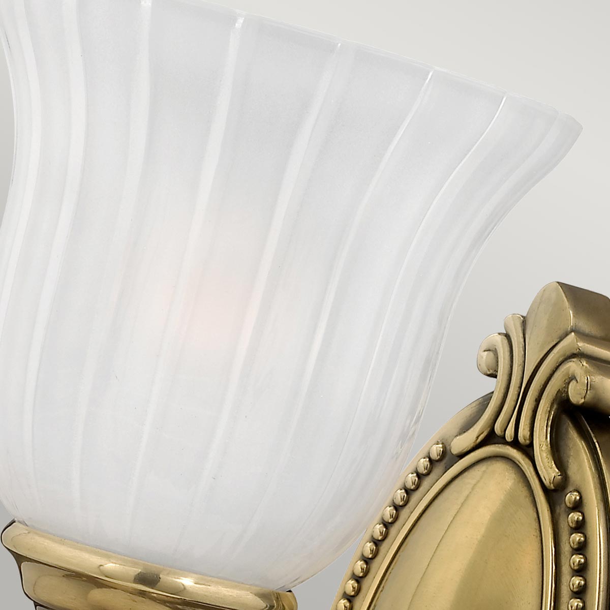 Francoise Ø15 Messing badkamerlamp Van Elstead Lighting - De prachtige kap van matglas met een gecanneleerd design verspreidt zacht licht en de decoratieve messing voet zorgt voor een stijlvolle toets.