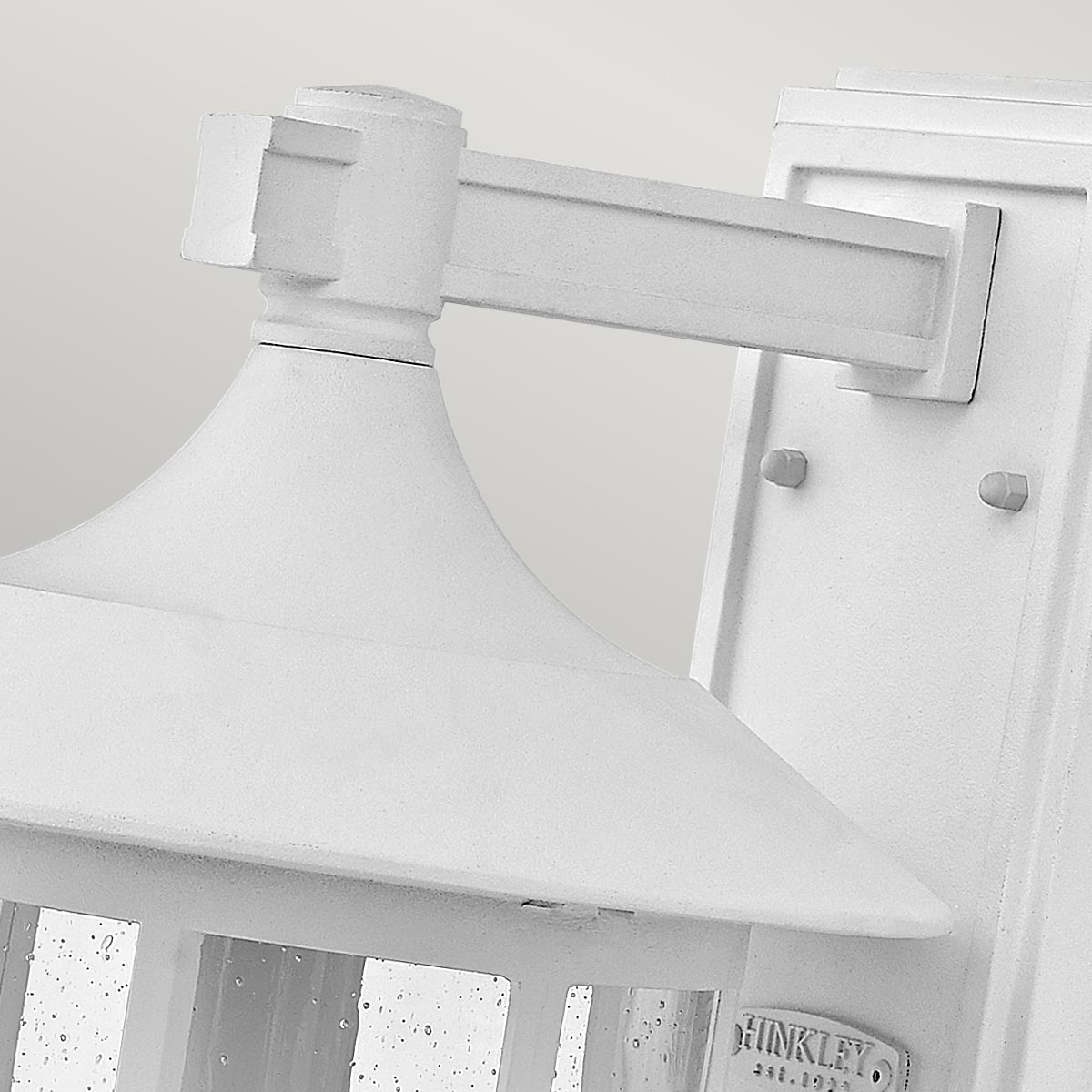 Freeport 40cm Wit buitenlamp Van Elstead Lighting - Het is gemaakt van weerbestendig composiet en glas en biedt een robuuste en duurzame constructie die bestand is tegen zware buitenomstandigheden zonder te roesten of corroderen.