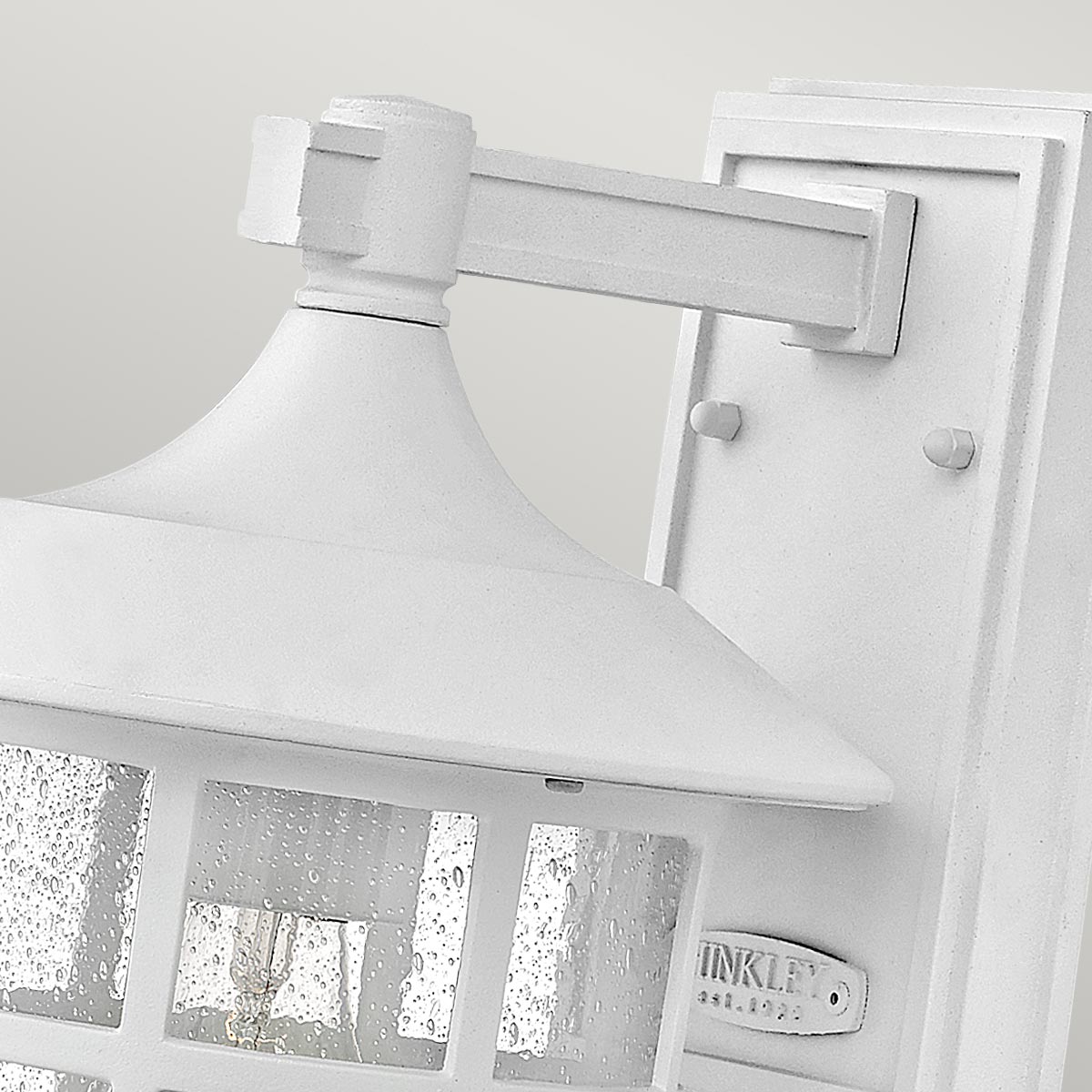 Freeport 30cm Wit buitenlamp Van Elstead Lighting - Het is gemaakt van weerbestendig composiet en glas en biedt een robuuste en duurzame constructie die bestand is tegen zware buitenomstandigheden zonder te roesten of corroderen.