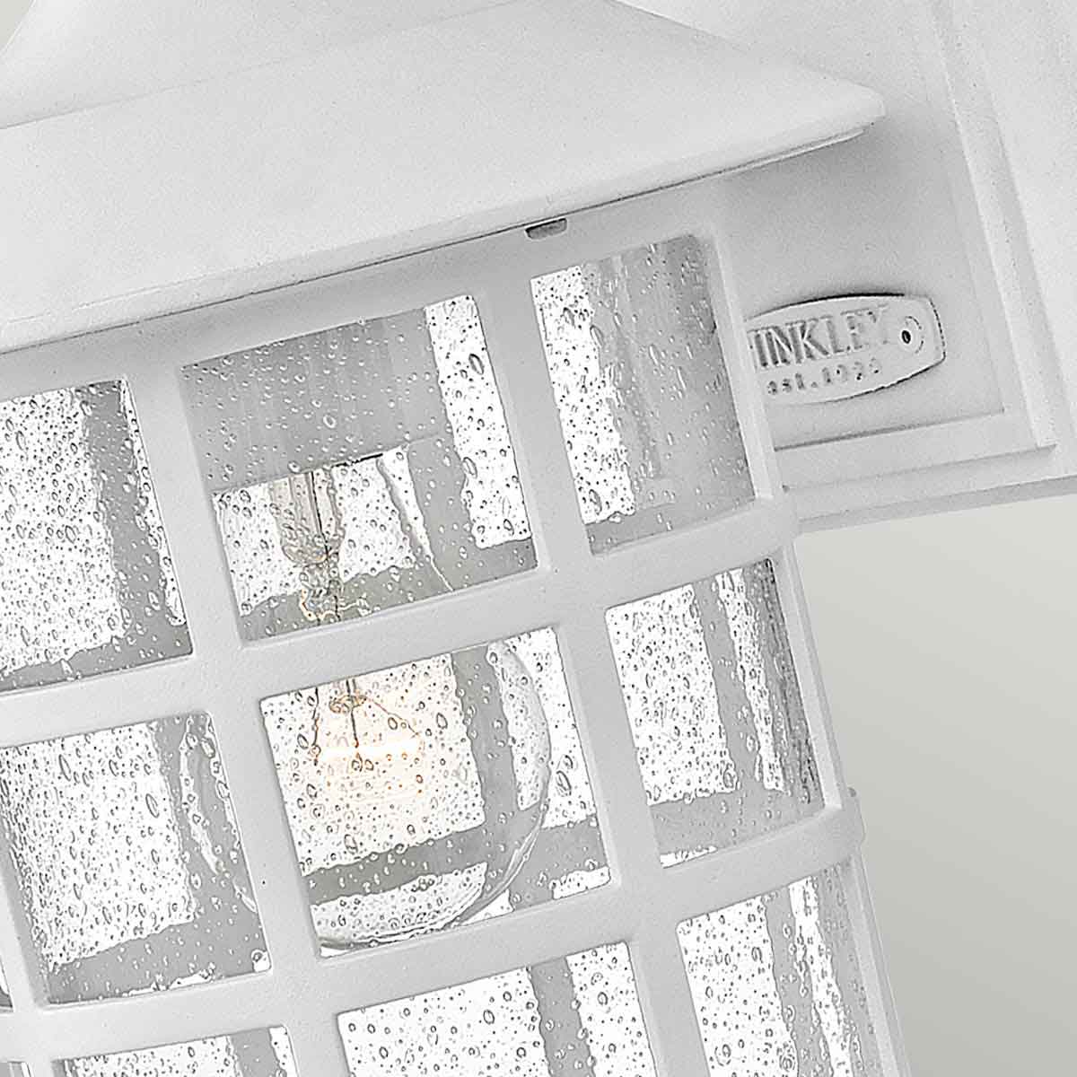 Freeport 30cm Wit buitenlamp Van Elstead Lighting - Het is gemaakt van weerbestendig composiet en glas en biedt een robuuste en duurzame constructie die bestand is tegen zware buitenomstandigheden zonder te roesten of corroderen.