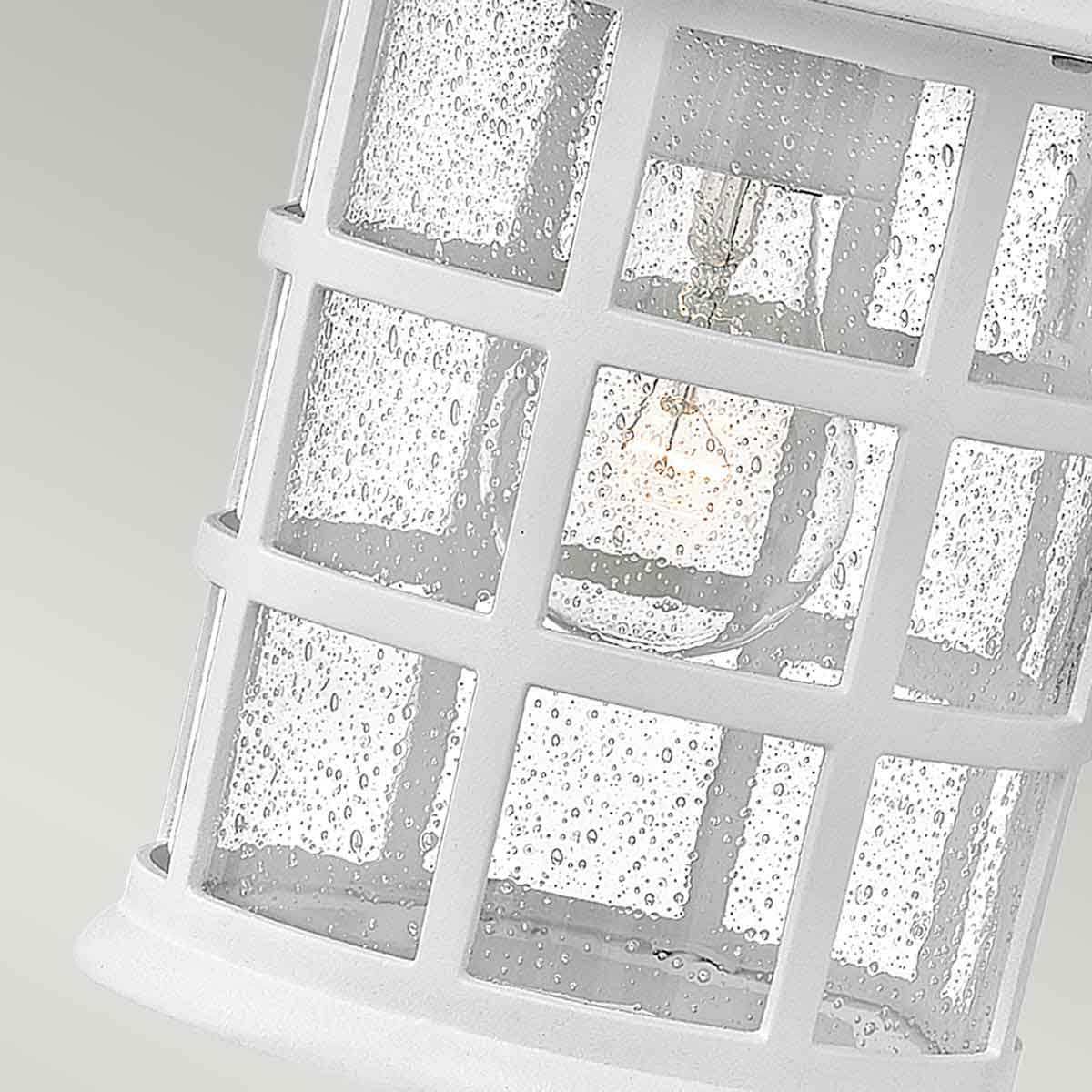 Freeport 30cm Wit buitenlamp Van Elstead Lighting - Het is gemaakt van weerbestendig composiet en glas en biedt een robuuste en duurzame constructie die bestand is tegen zware buitenomstandigheden zonder te roesten of corroderen.