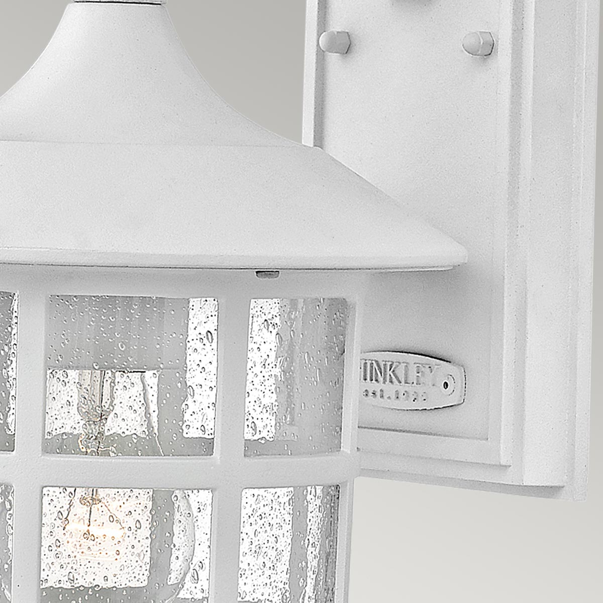 Freeport 30cm Wit buitenlamp Van Elstead Lighting - Het is gemaakt van weerbestendig composiet en glas en biedt een robuuste en duurzame constructie die bestand is tegen zware buitenomstandigheden zonder te roesten of corroderen.