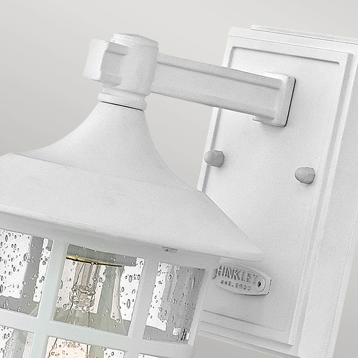 Freeport 24cm Wit buitenlamp Van Elstead Lighting - Het is gemaakt van weerbestendig composiet en glas en biedt een robuuste en duurzame constructie die bestand is tegen zware buitenomstandigheden zonder te roesten of corroderen.