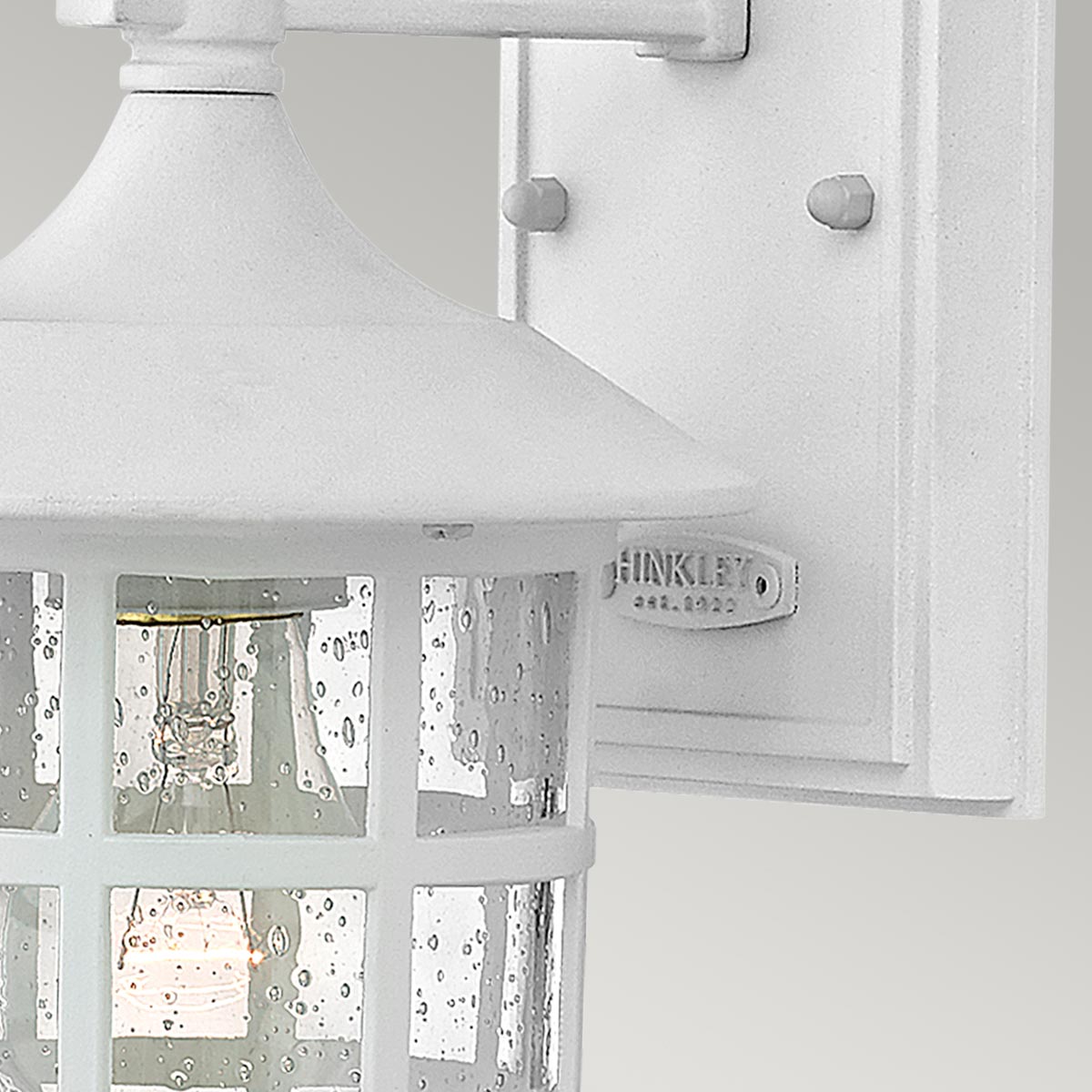 Freeport 24cm Wit buitenlamp Van Elstead Lighting - Het is gemaakt van weerbestendig composiet en glas en biedt een robuuste en duurzame constructie die bestand is tegen zware buitenomstandigheden zonder te roesten of corroderen.