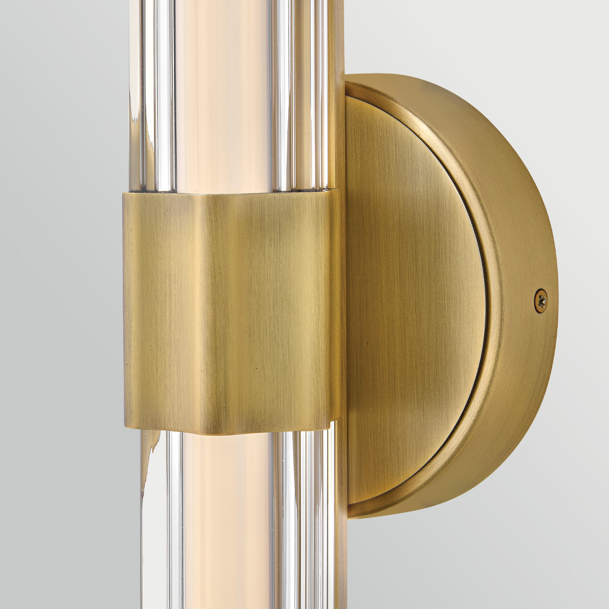 Georgette 35cm Messing badkamerlamp Van Elstead Lighting - Georgette is een elegante badkamerwandlamp met een decoratief en symmetrisch ontwerp.