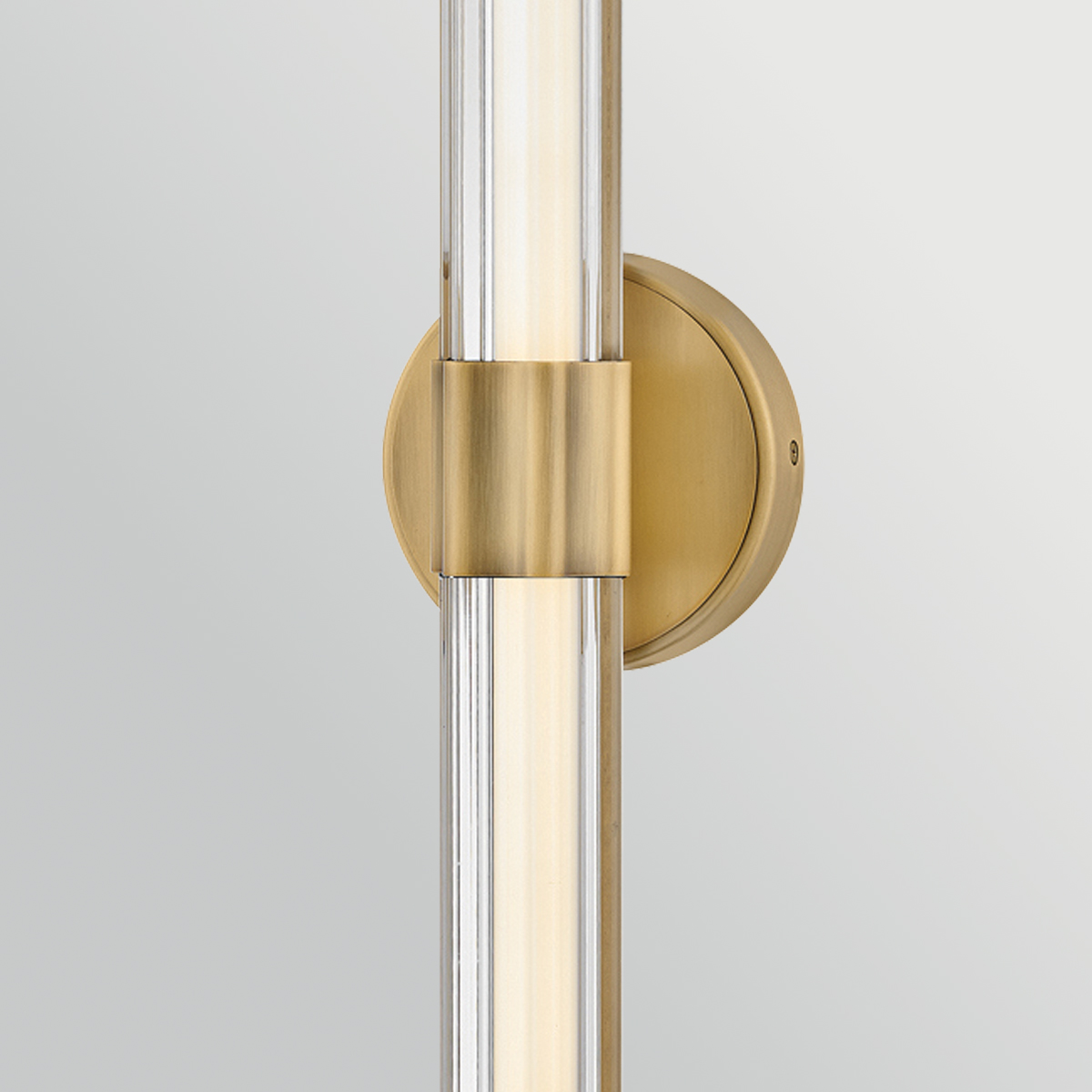 Georgette 60cm Messing badkamerlamp Van Elstead Lighting - Georgette is een elegante badkamerwandlamp met een decoratief en symmetrisch ontwerp.