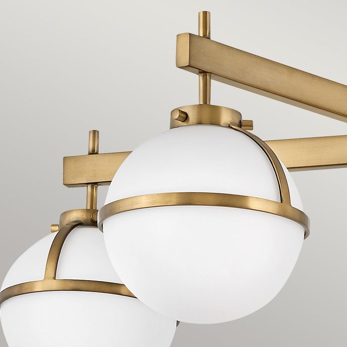 Hollis Ø80 Antiek messing/wit badkamerlamp Van Elstead Lighting - Hollis is een decoratieve plafondlamp voor de badkamer met een uitgesproken vintage uitstraling, ge&iuml;nspireerd op het midden van de 20e eeuw.