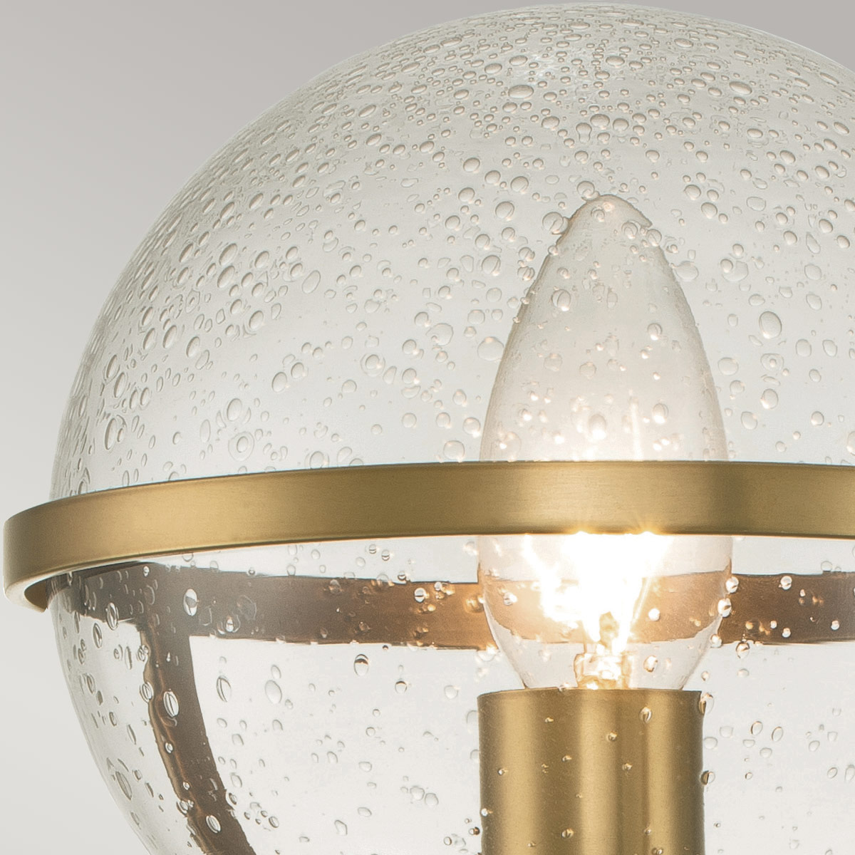 Hollis 40cm Antiek messing badkamerlamp Van Elstead Lighting - De Hollis wandlamp is geïnspireerd op de Art Deco-stijl uit de jaren 20 met zijn elegante ontwerp in messing en helder, gestructureerd glas.