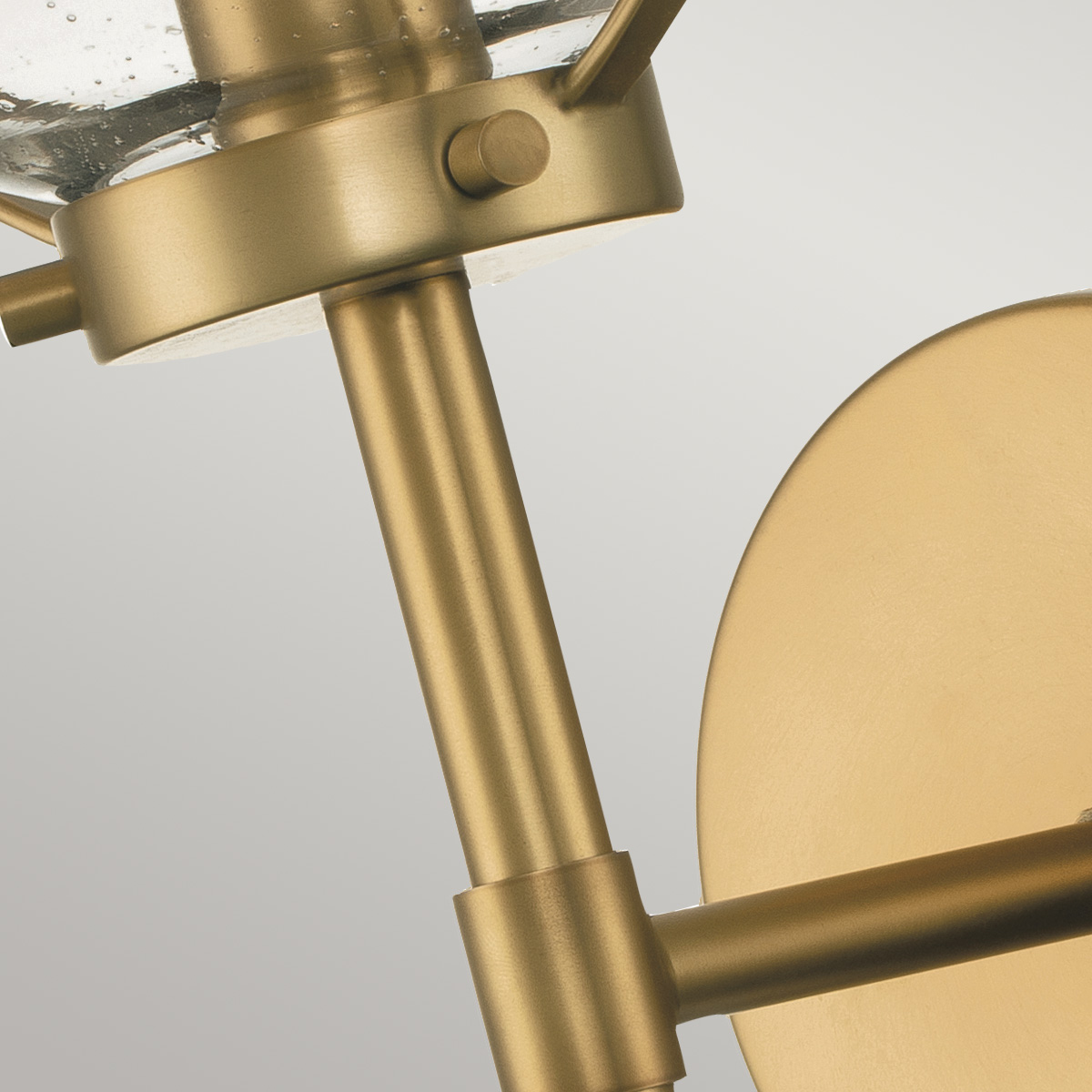 Hollis 40cm Antiek messing badkamerlamp Van Elstead Lighting - De Hollis wandlamp is geïnspireerd op de Art Deco-stijl uit de jaren 20 met zijn elegante ontwerp in messing en helder, gestructureerd glas.