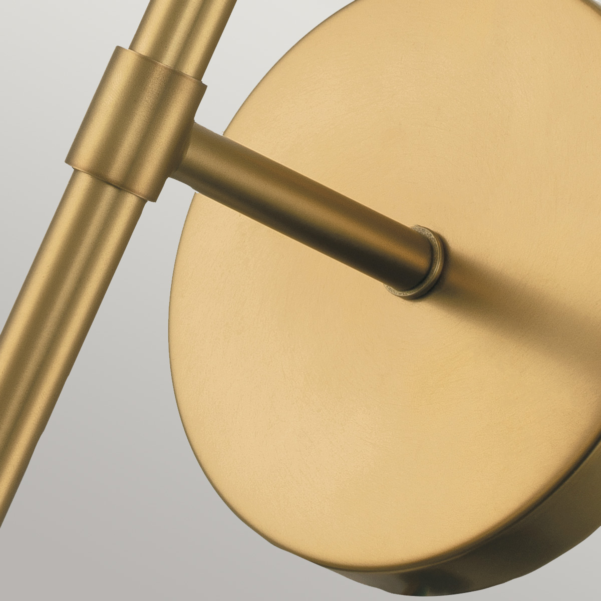 Hollis 40cm Antiek messing badkamerlamp Van Elstead Lighting - De Hollis wandlamp is geïnspireerd op de Art Deco-stijl uit de jaren 20 met zijn elegante ontwerp in messing en helder, gestructureerd glas.