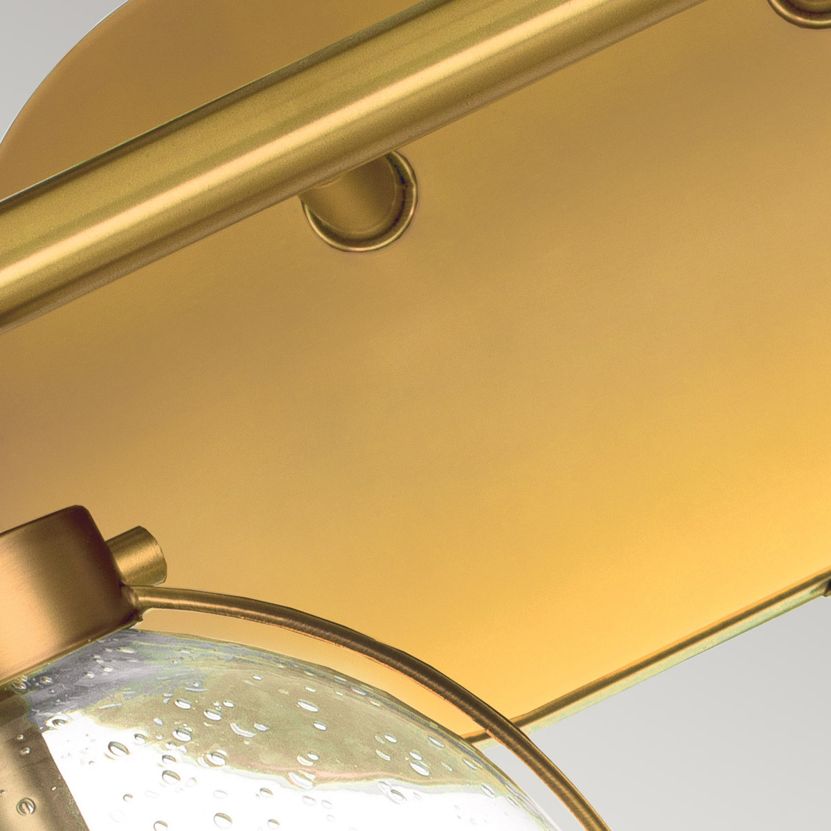 Hollis 40cm Antiek messing badkamerlamp Van Elstead Lighting - De Hollis wandlamp is geïnspireerd op de Art Deco-stijl uit de jaren 20 met zijn elegante ontwerp in messing en helder, gestructureerd glas.