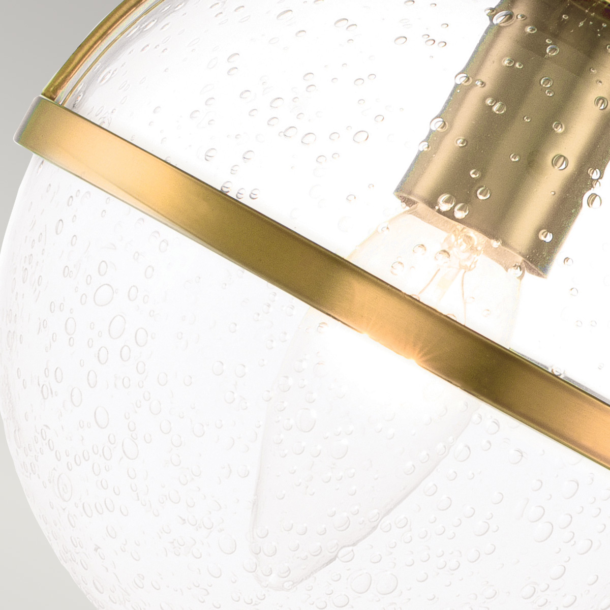 Hollis 40cm Antiek messing badkamerlamp Van Elstead Lighting - De Hollis wandlamp is geïnspireerd op de Art Deco-stijl uit de jaren 20 met zijn elegante ontwerp in messing en helder, gestructureerd glas.