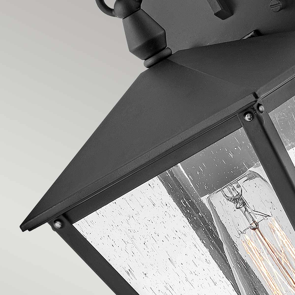 Huntersfield Zwart buitenlamp Van Elstead Lighting - De Huntersfield wandlamp heeft een tijdloos en stijlvol design met strakke lijnen en elegant, gestructureerd glas.