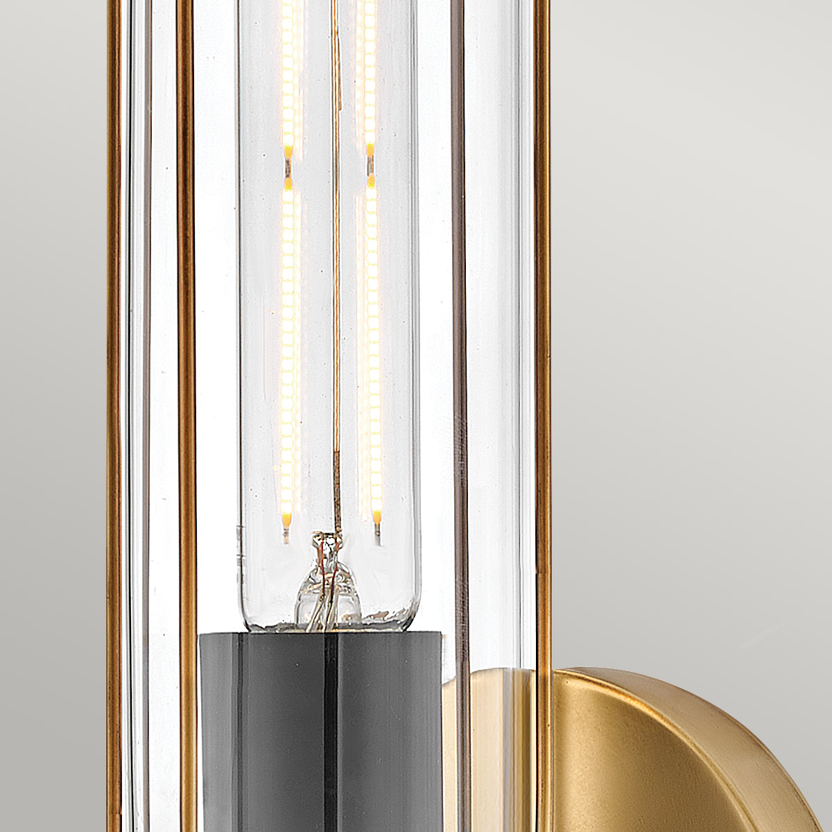 Masthead 35cm Messing badkamerlamp Van Elstead Lighting - Gemaakt van staal en glas, heeft het een verfijnde messing afwerking gecombineerd met zwarte details die een luxueuze en tijdloze uitstraling geven.