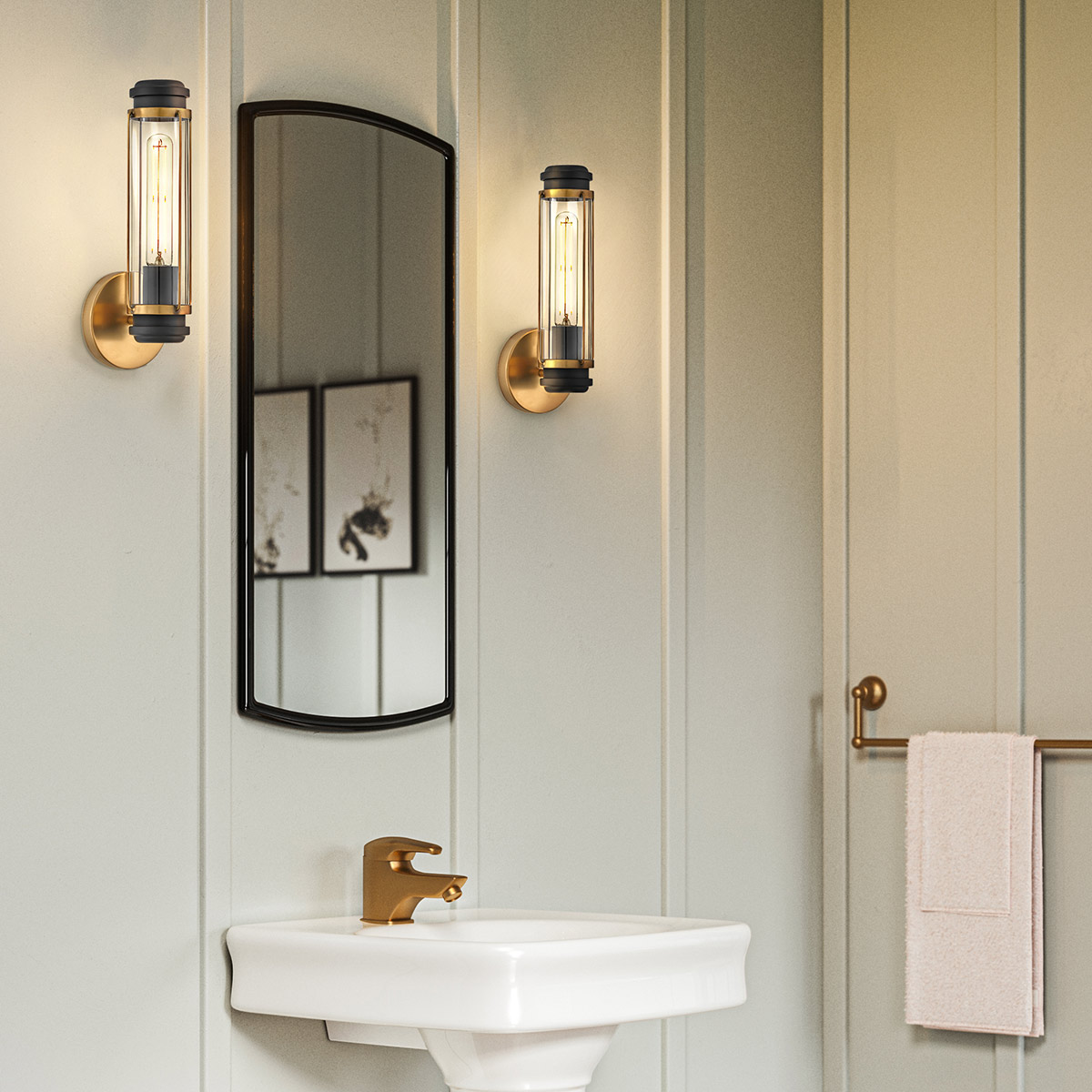 Masthead 35cm Messing badkamerlamp Van Elstead Lighting - Gemaakt van staal en glas, heeft het een verfijnde messing afwerking gecombineerd met zwarte details die een luxueuze en tijdloze uitstraling geven.