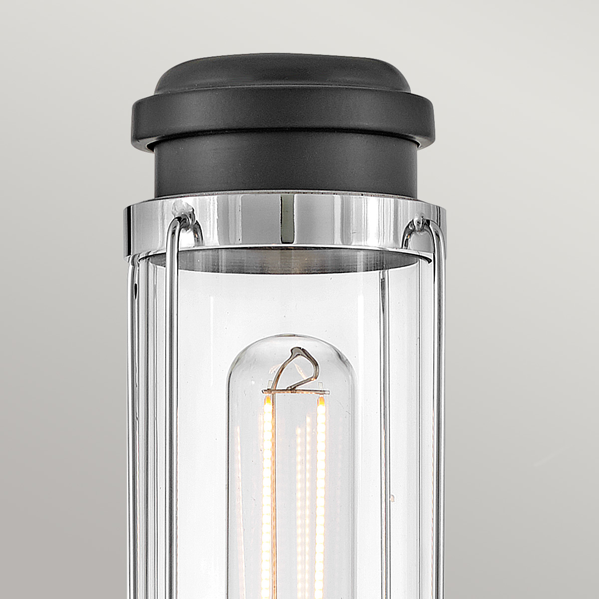 Masthead 35cm Chroom badkamerlamp Van Elstead Lighting - Gemaakt van staal en glas, heeft het een verfijnde gepolijste chromen afwerking gecombineerd met zwarte details die een luxueuze en tijdloze uitstraling geven.