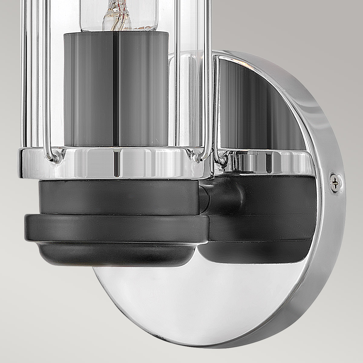 Masthead 35cm Chroom badkamerlamp Van Elstead Lighting - Gemaakt van staal en glas, heeft het een verfijnde gepolijste chromen afwerking gecombineerd met zwarte details die een luxueuze en tijdloze uitstraling geven.