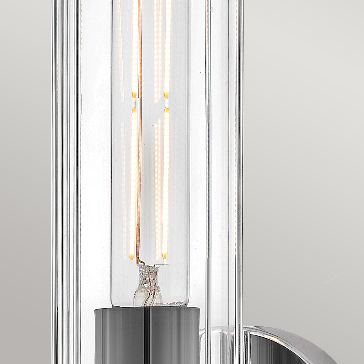 Masthead 35cm Chroom badkamerlamp Van Elstead Lighting - Gemaakt van staal en glas, heeft het een verfijnde gepolijste chromen afwerking gecombineerd met zwarte details die een luxueuze en tijdloze uitstraling geven.