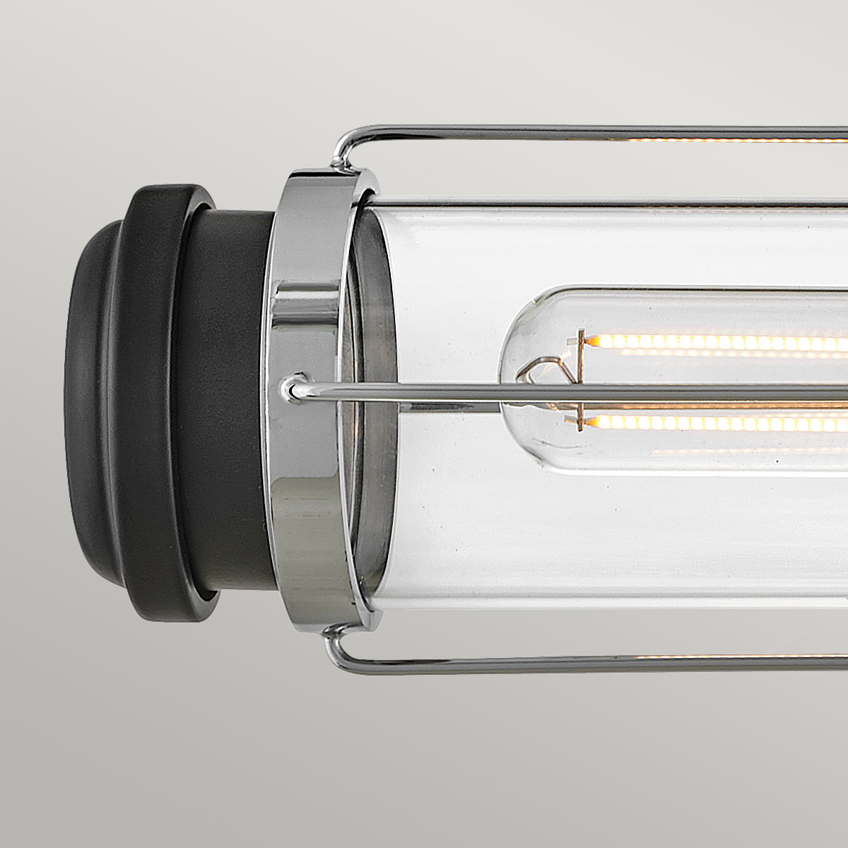 Masthead 60cm Chroom badkamerlamp Van Elstead Lighting - Deze is voorzien van twee cilinders van helder glas die de lichtbronnen omringen en een gelijkmatige en aangename lichtverdeling creëren.