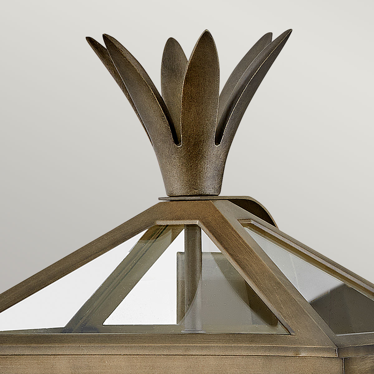 Palma Bronzen buitenlamp Van Elstead Lighting - Palma is gemaakt van aluminium met helder glas en is daardoor duurzaam en heeft een vleugje ouderwetse charme.