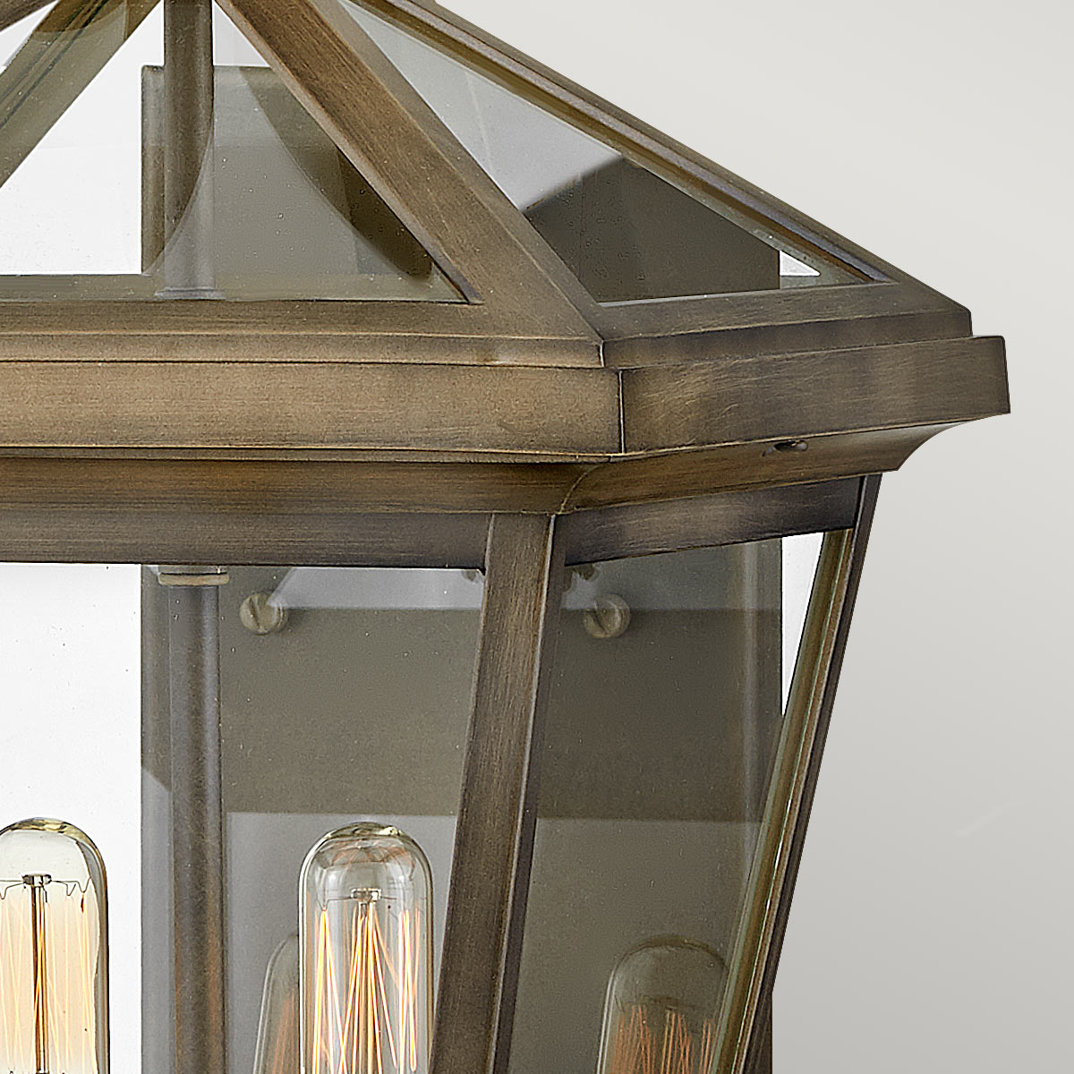 Palma Bronzen buitenlamp Van Elstead Lighting - Palma is gemaakt van aluminium met helder glas en is daardoor duurzaam en heeft een vleugje ouderwetse charme.