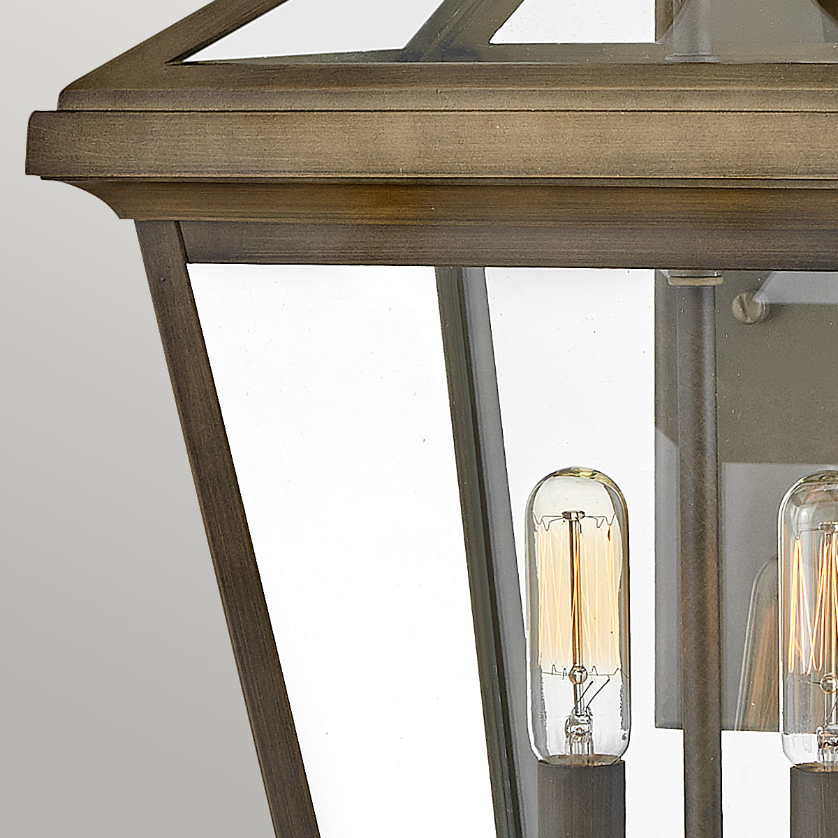 Palma Bronzen buitenlamp Van Elstead Lighting - Palma is gemaakt van aluminium met helder glas en is daardoor duurzaam en heeft een vleugje ouderwetse charme.